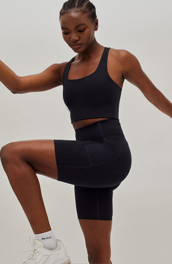 Girlfriend Collective Compressive high-rise bike shorts zwart | Sophie Stone
