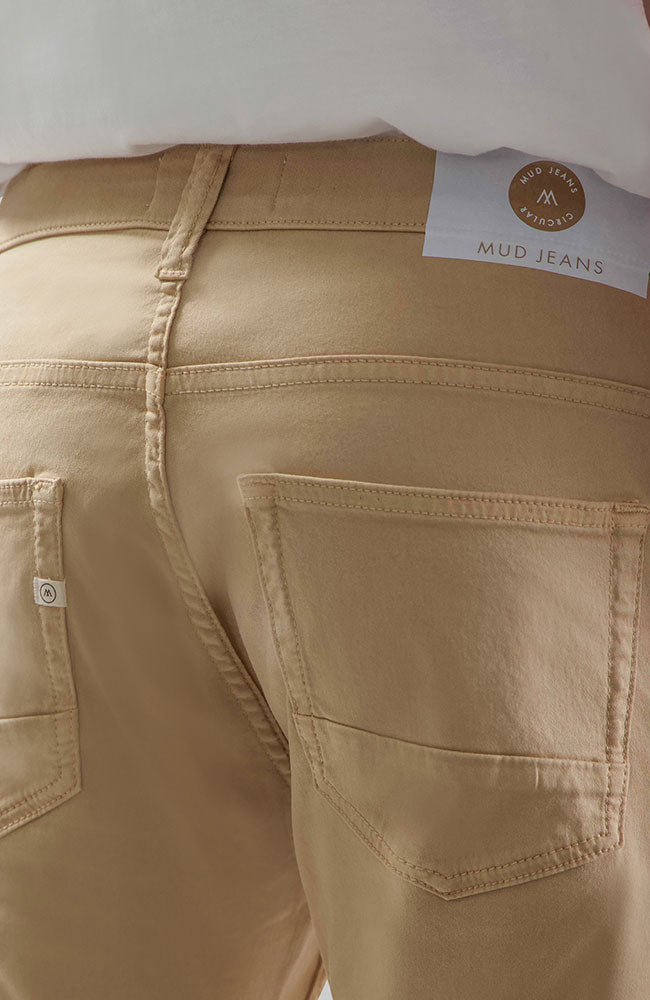 MUD Jeans Chester Chino Sand nachhaltige Bio-Baumwolle und TENCEL Herren | Sophie Stone
