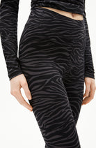 ARMEDANGELS Faribaa zebraraa legging zwart van bio katoen vrouw | Sophie Stone