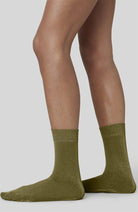 Swedish Stockings Ines olive green sokjes gerecycled dames | Sophie Stone