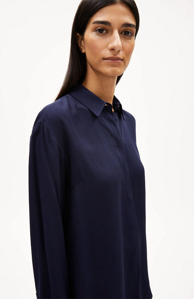 ARMEDANGELS Larisaana longsleeve blouse blauw tinted navy van Ecovero dames | Sophie Stone