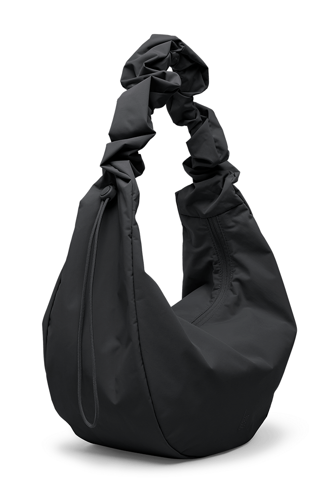 GOT BAG Moon bag ruffle zwart gerecycled oceaan plastic uniseks | Sophie Stone