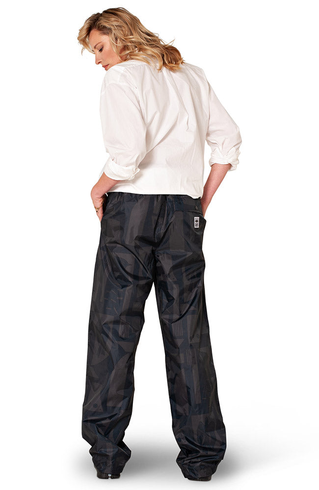 Rainkiss Back to black zwart regenbroek van gerecycled PET (GRS) uniseks | Sophie Stone