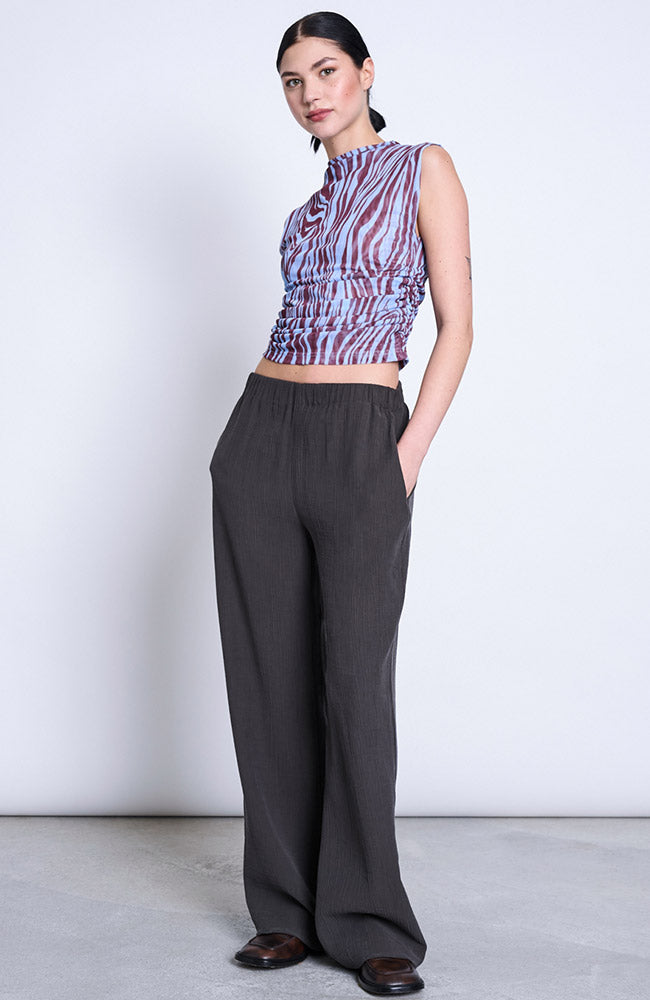 JAN N JUNE Hava crinkle broek mud Lyocell (TENCEL™) voor dames | Sophie Stone