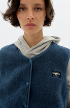 Thinking MU Jay bodywarmer fuzz blau aus recyceltem Polyester Frau | Sophie Stone