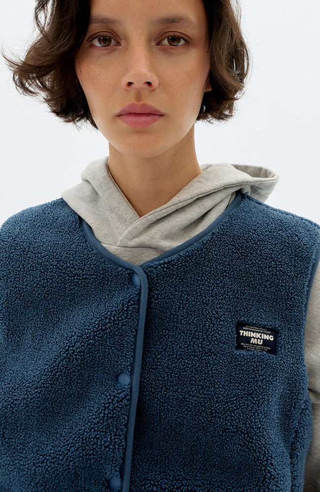 Thinking MU Jay bodywarmer fuzz blau aus recyceltem Polyester Frau | Sophie Stone
