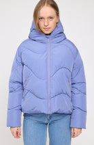 MAZINE Waves quilt short puffer jas lavender blue van GRS voor dames | Sophie Stone
