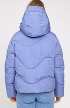 MAZINE Waves quilt short puffer jas lavender blue van GRS vrouw | Sophie Stone