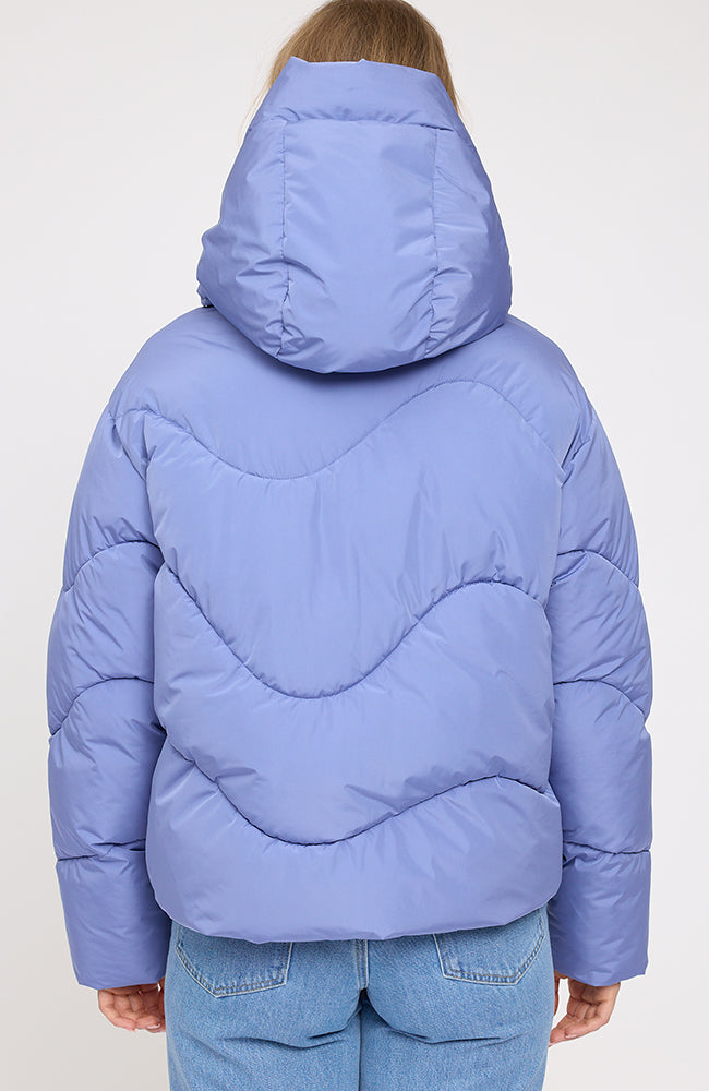 MAZINE Waves quilt short puffer jas lavender blue van GRS vrouw | Sophie Stone