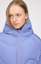 MAZINE Waves quilt short puffer lavender blue van GRS vrouwen | Sophie Stone