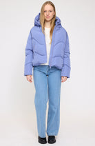 MAZINE Waves quilt short puffer jas lavender blue van GRS voor vrouwen | Sophie Stone