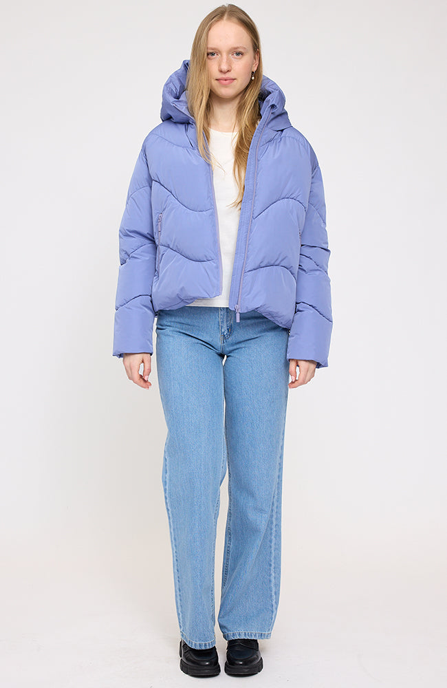 MAZINE Waves quilt short puffer jas lavender blue van GRS voor vrouwen | Sophie Stone