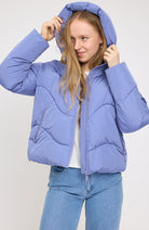 MAZINE Waves quilt short puffer jack lavender blue van GRS voor dames | Sophie Stone