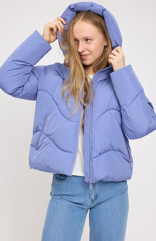 MAZINE Waves quilt short puffer jack lavender blue van GRS voor dames | Sophie Stone