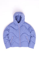 MAZINE Waves quilt short puffer winterjas lavender blue van GRS voor dames | Sophie Stone