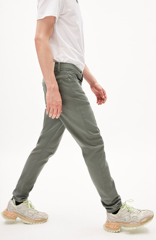 ARMEDANGELS Aarjo jeans grey green van duurzaam bio katoen heren | Sophie Stone