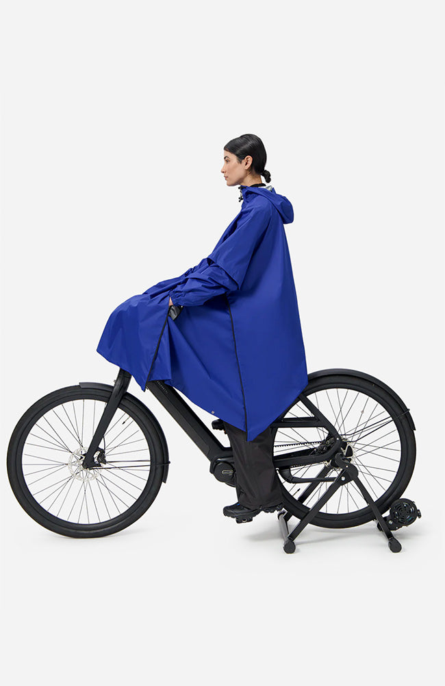 MAIUM Poncho electric blue from recycled polyester | Sophie Stone