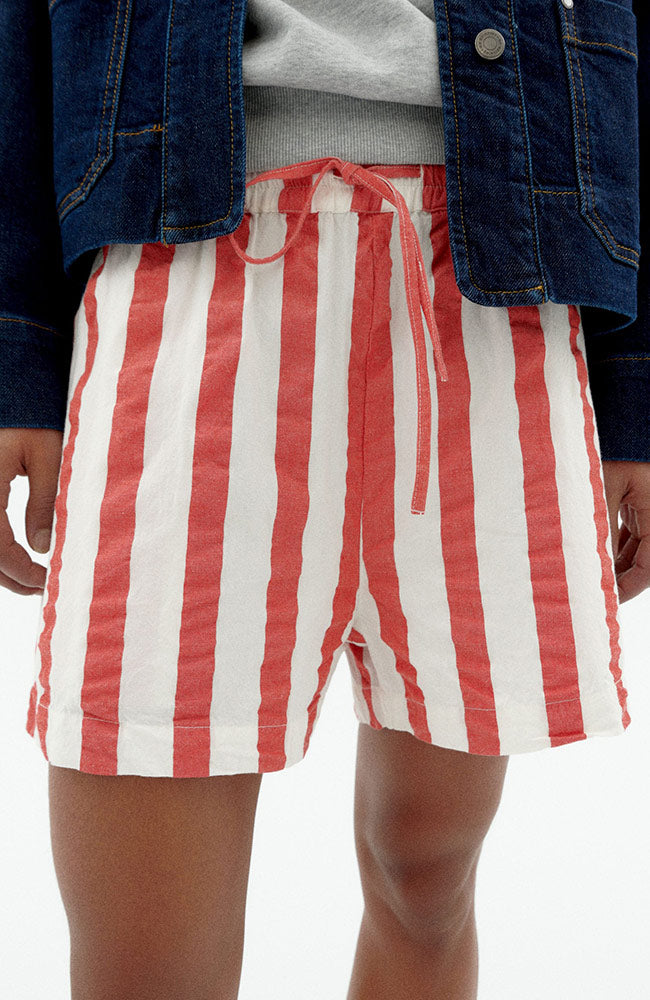 Thinking MU Geranio Shorts rot Maxistreifen Bio-Baumwolle Frauen | Sophie Stone