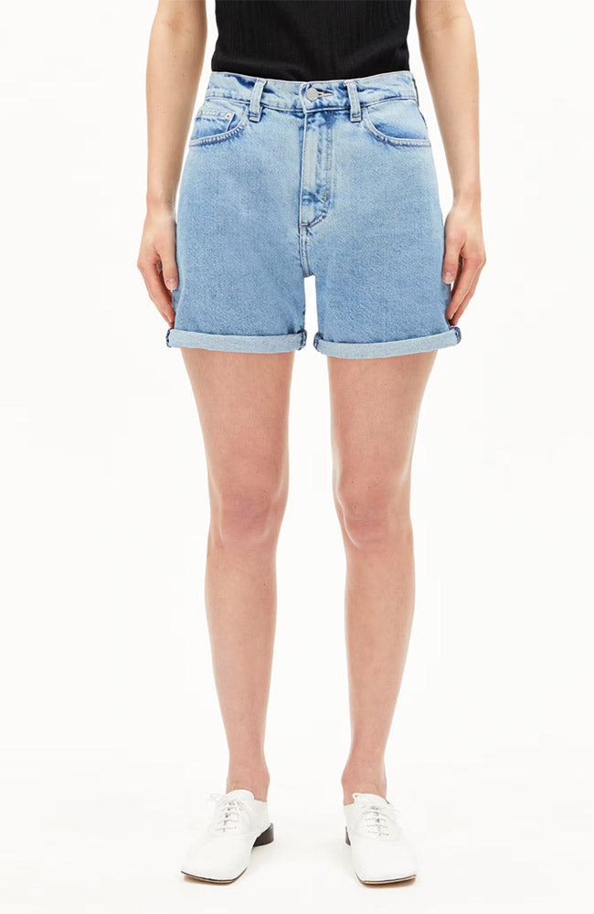 ARMEDANGELS Sheaari Denim-Shorts in Fresh Blue aus recycelter Baumwolle für Damen | Sophie Stone