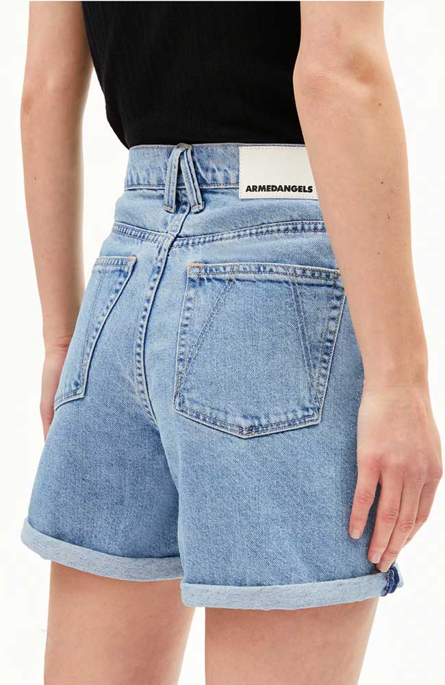 ARMEDANGELS Sheaari Denim-Shorts in Fresh Blue aus recycelter Baumwolle | Sophie Stone