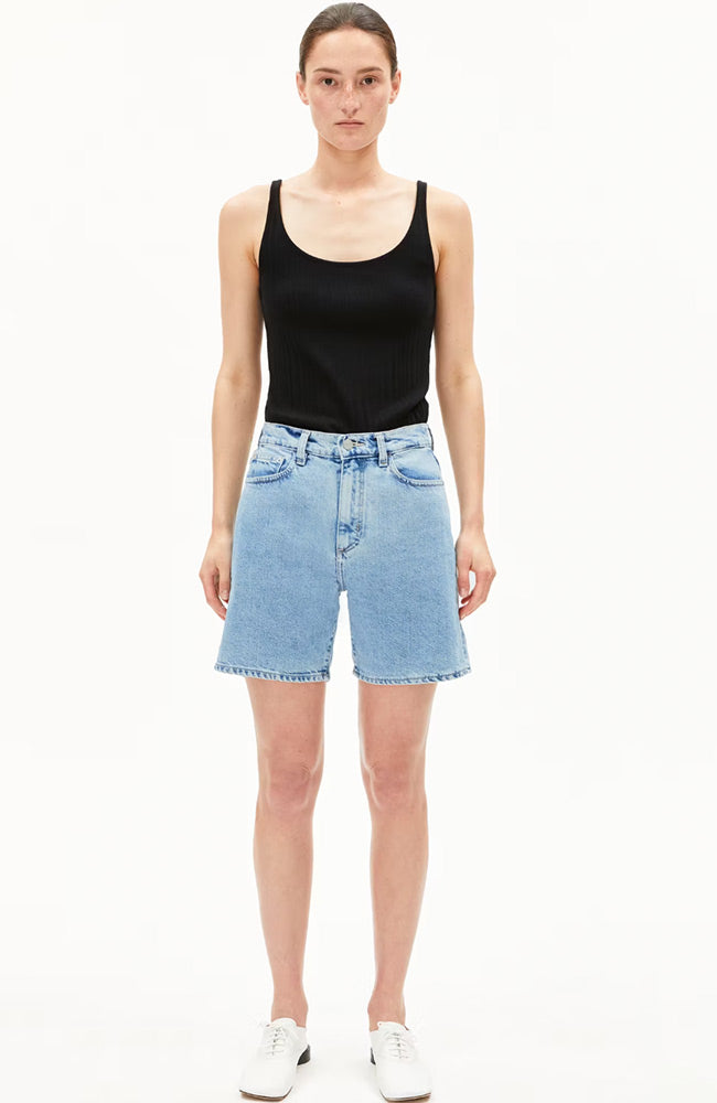 ARMEDANGELS Sheaari Denim-Shorts in Fresh Blue aus recycelter Baumwolle für Damen | Sophie Stone