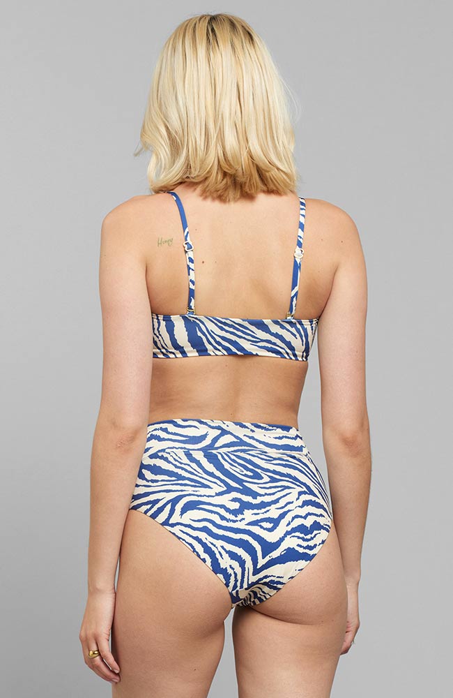 Engagiertes nachhaltiges Bikini-Unterteil Slite Zebra Blue aus recyceltem Kunststoff | Sophie Stone