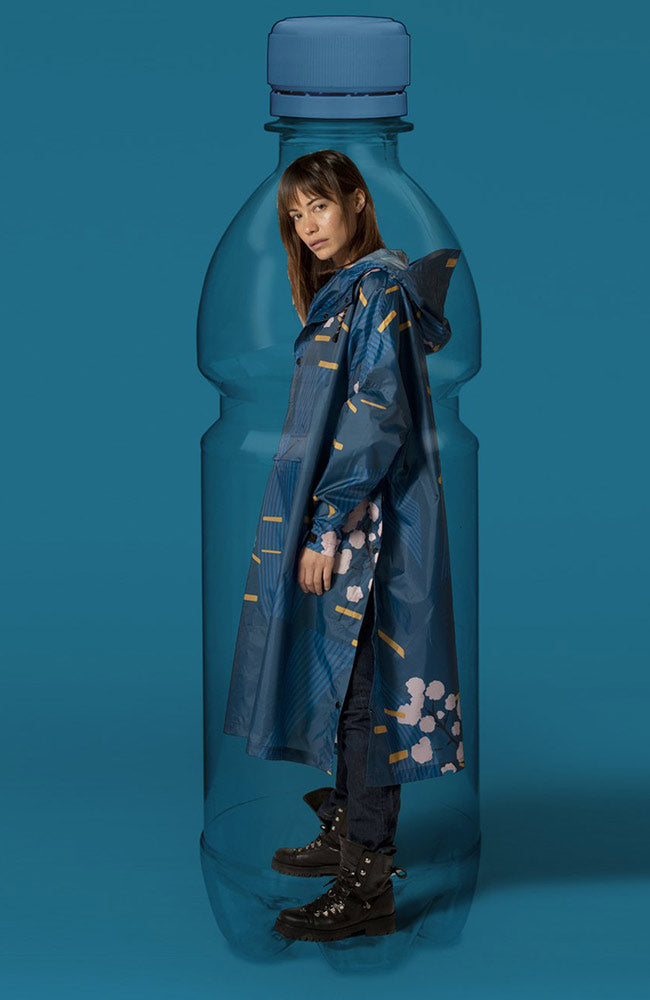 Rainkiss Japanese Blossom regenponcho | Sophie Ston…