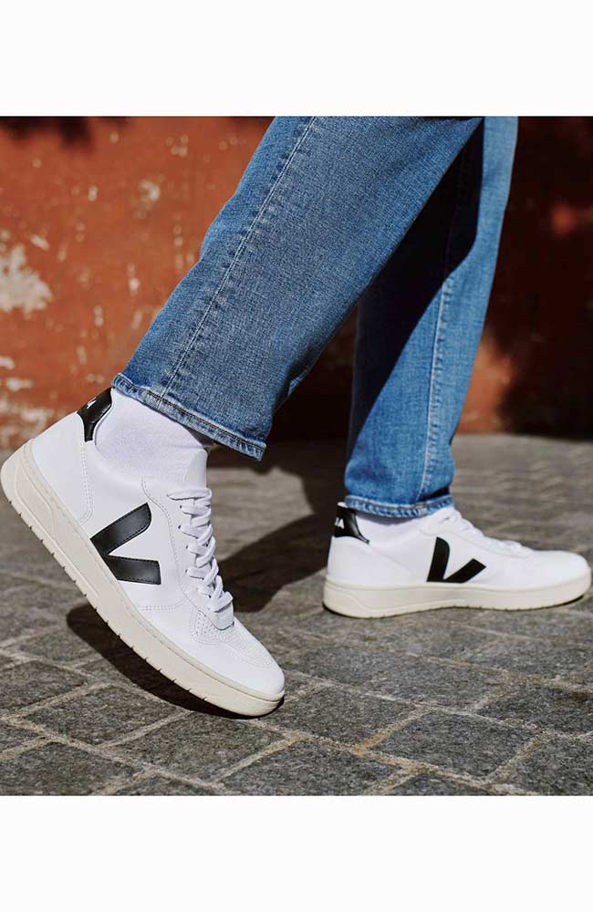 VEJA man V-10 Leather black white | Sophie Stone