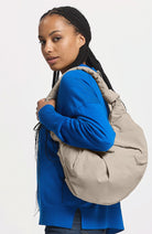 GOT BAG Pleat Moon bag large beige van oceaan plastic uniseks | Sophie Stone