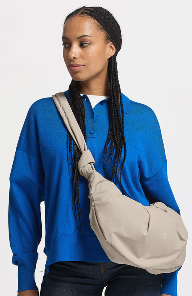 GOT BAG Pleat Moon bag large beige scallop van oceaan plastic uniseks | Sophie Stone
