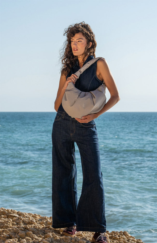 GOT BAG Pleat Moon bag large beige van oceaan plastic dames | Sophie Stone