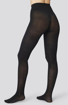 Swedish Stockings vrouw Alice Cashmere panty in zwart van duurzaam gerecycled nylon | Sophie Stone