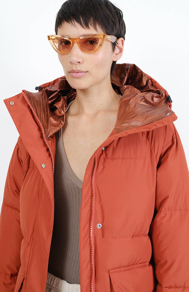 Embassy of Brick and Logs Ry puffer parka burt red duurzaam RPET | Sophie Stone 