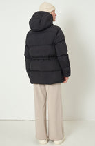 Embassy of Brick and Logs Vervier Pufferjacke schwarz recyceltes Material Damen | Sophie Stone 