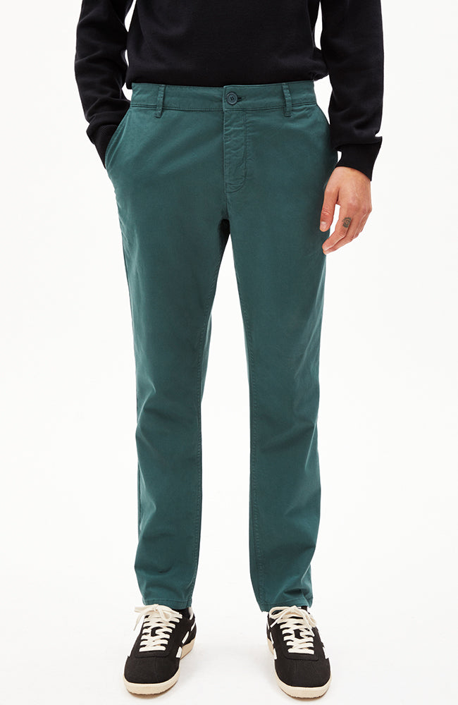 ARMEDANGELS Aathan chino deep teal van bio katoen voor heren | Sophie Stone