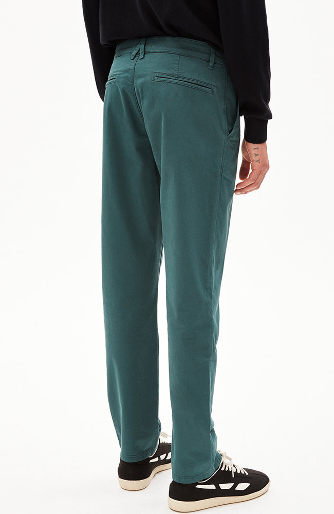 ARMEDANGELS Aathan chino deep teal van biologisch katoen voor heren | Sophie Stone