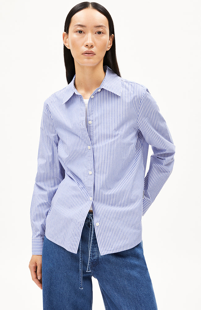 ARMEDANGELS Louilaa Bluse weiß-lapis blau von organic cotton women | Sophie Stone