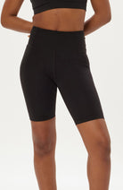 Girlfriend Collective Compressive high-rise bike shorts zwart | Sophie Stone