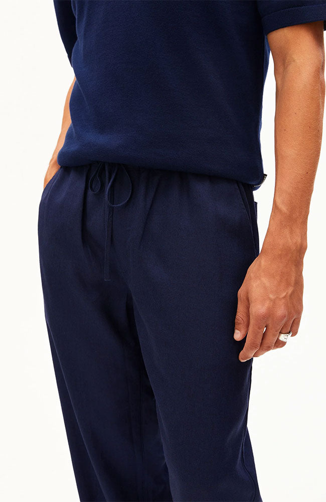 ARMEDANGELS Lukaa linen broek tinted navy heren | Sophie Stone