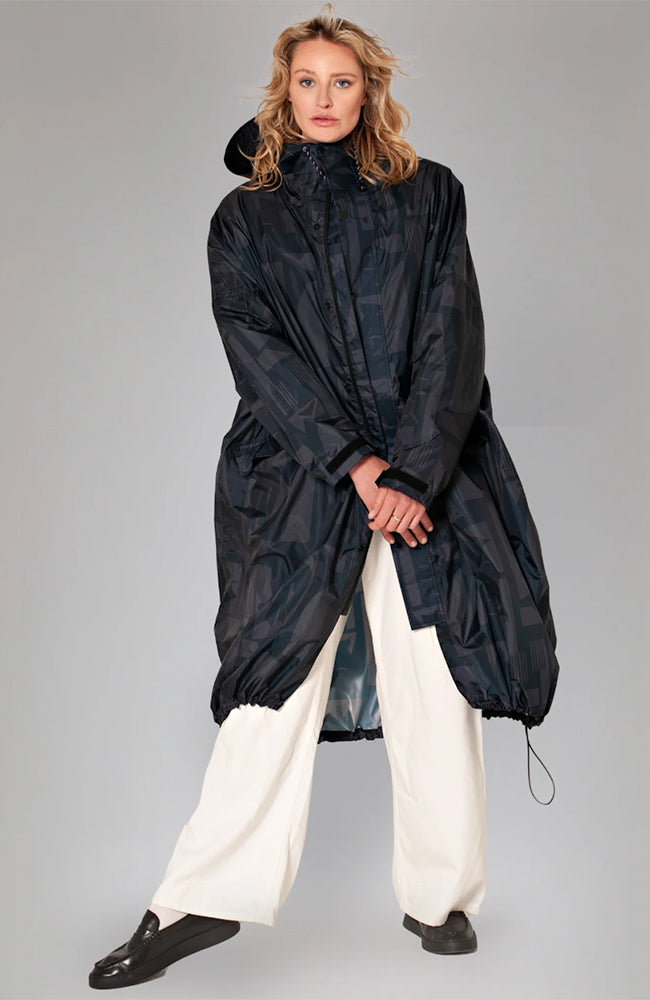 Rainkiss Back to black raincoat made of recycled PET unisex | Sophie Stone