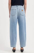 MUD jeans Brooke Flow Barrel jeans Stone Vintage, including organic cotton, women's | Sophie Stone
