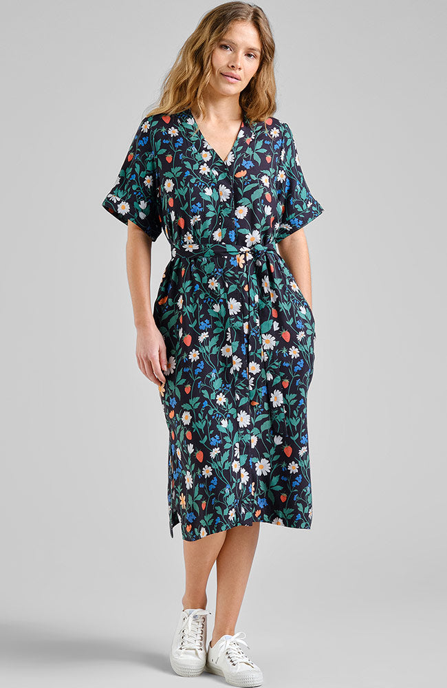 Dedicated Kallvik Erdbeerfeld schwarzes Kleid aus TENCEL Lyocell für Damen | Sophie Stone 