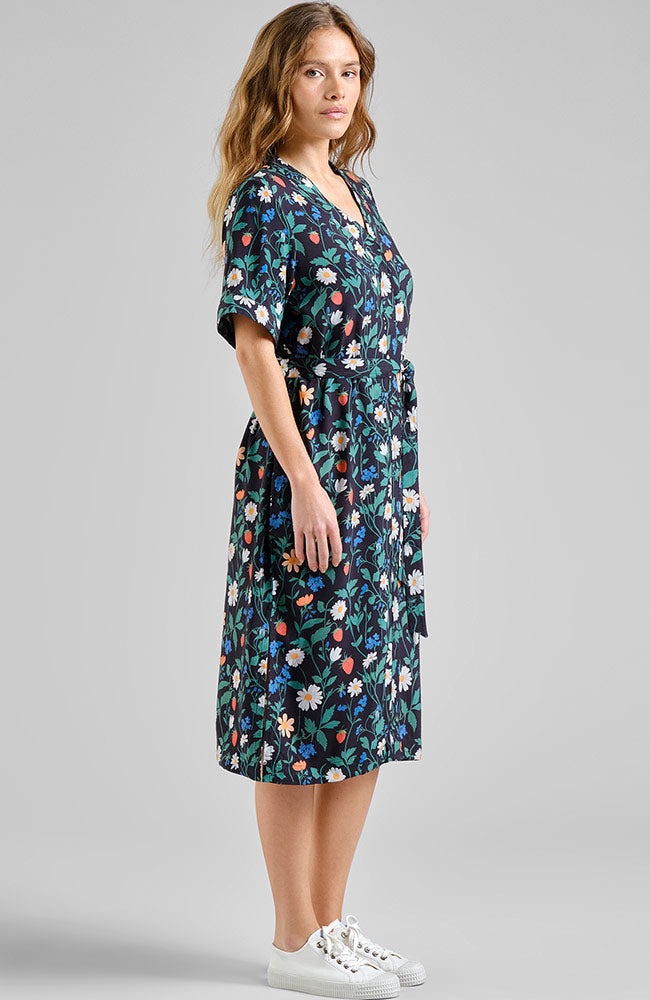 Dedicated Kallvik Erdbeerfeld schwarzes Kleid aus TENCEL Lyocell für Damen | Sophie Stone 