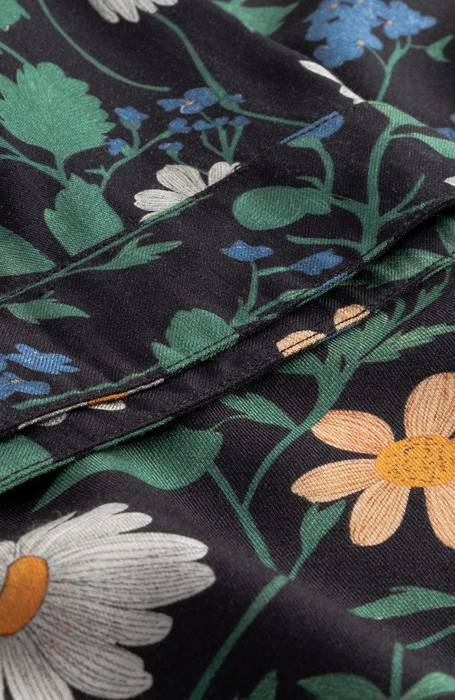 Dedicated Kallvik Erdbeerfeld schwarzes Kleid aus TENCEL Lyocell für Damen | Sophie Stone 