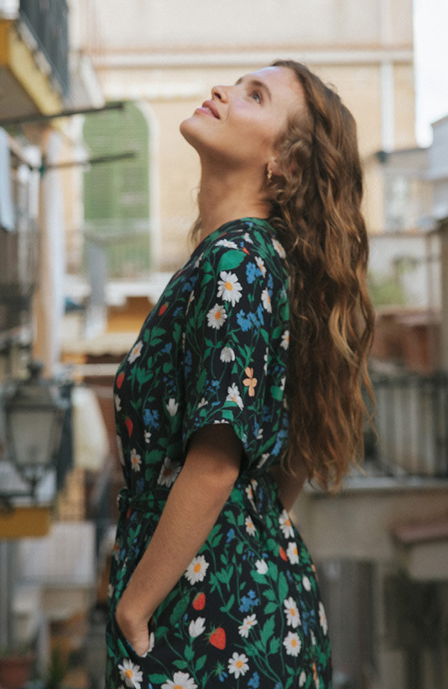 Dedicated Kallvik Erdbeerfeld schwarzes Kleid aus TENCEL Lyocell für Damen | Sophie Stone 