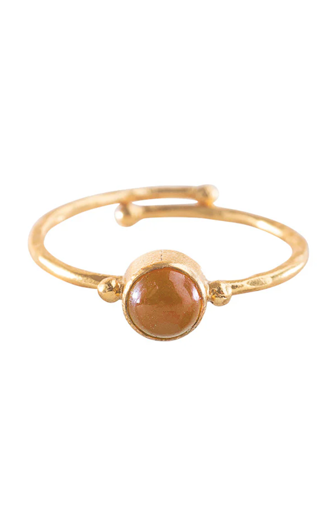 A Beautiful Story Faithful ring carneool edelsteen van verguld messing dames | Sophie Stone