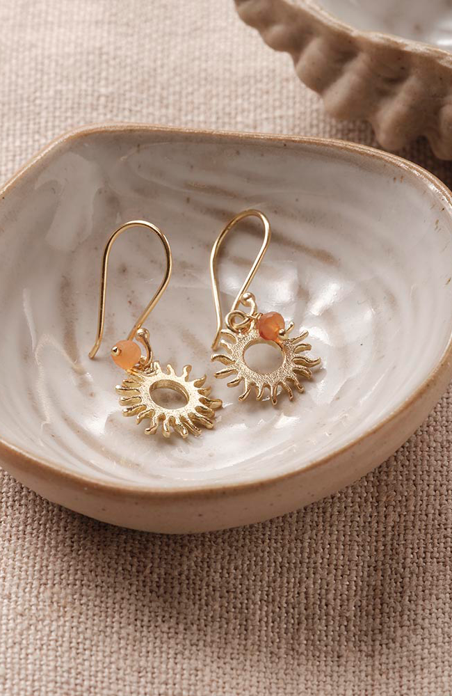 A Beautiful Story Generous oorbellen carneool zon messing verguld dames | Sophie Stone