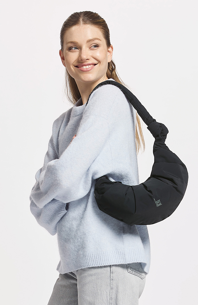 GOT BAG Pleat Moon Tasche klein schwarz aus Ozeanplastik unisex | Sophie Stone