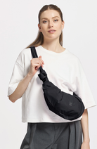GOT BAG Pleat Moon Tasche klein schwarz aus Ozeanplastik unisex | Sophie Stone
