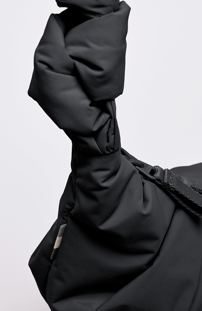 GOT BAG Pleat Moon Tasche klein schwarz aus recyceltem Kunststoff unisex | Sophie Stone